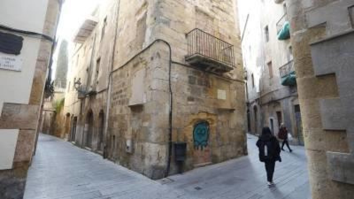 El Ayuntamiento aprueba sacar a subasta el edificio de Riudecols, 8 de la Parte Alta