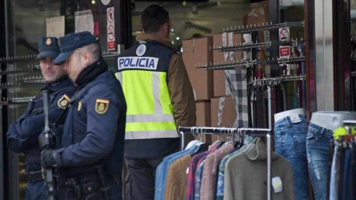 Absolen dos comerciants d'Alacant per vendre roba de marca falsa sense saber que no era autèntica