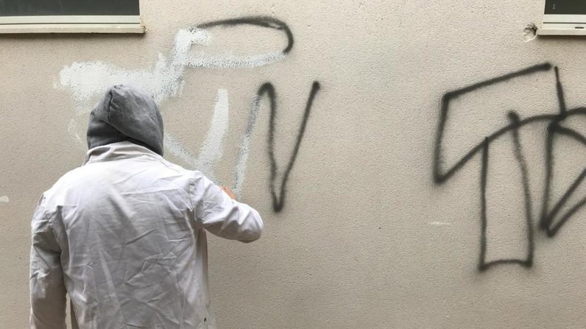 L'autor de les pintades al centre de La Muntanyeta de Sant Pere i Sant Pau repinta la façana