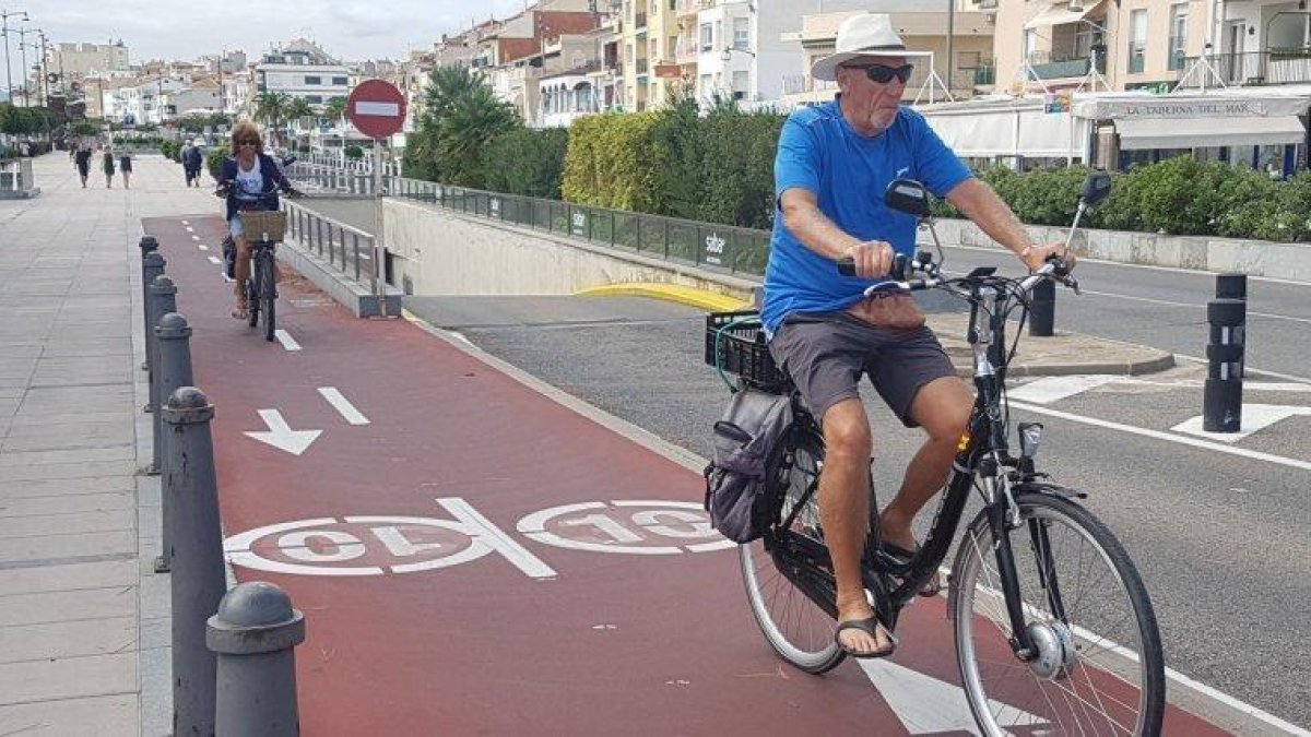 La mayoría de desplazamientos internos en Cambrils se hacen a pie o en bicicleta