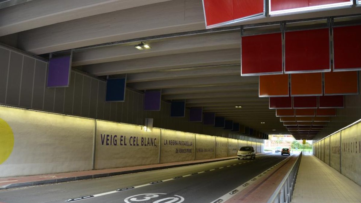 Diferents versos de Gabriel Ferrater decoren el pont d'accés al barri Gaudí