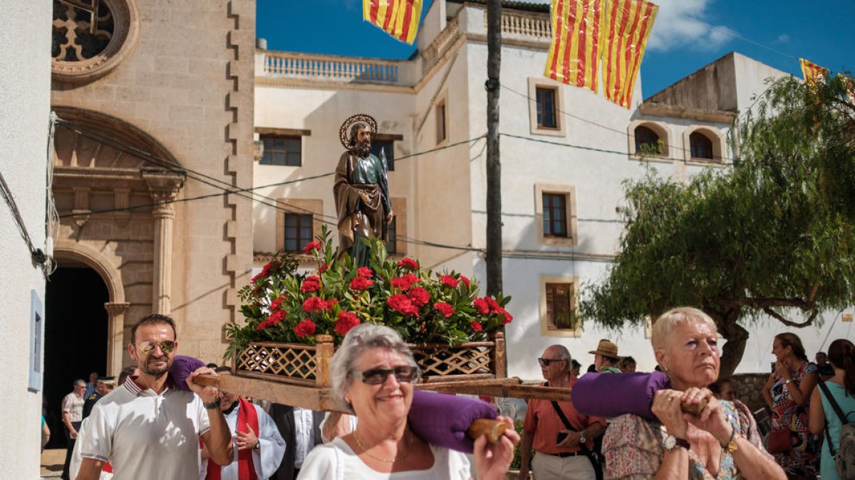 Roda de Berà es bolca amb la tradicional processó del Pa Beneït