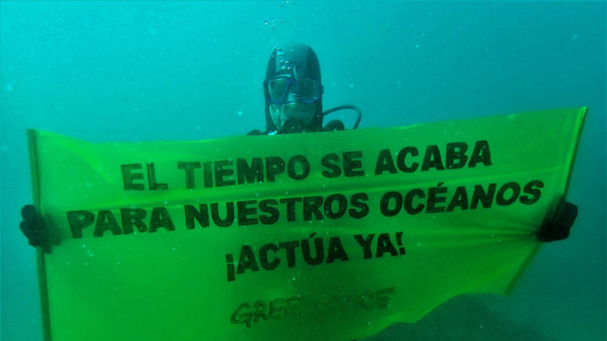 Greenpeace reclama en aguas barcelonesas un nuevo tratado de protección de los océanos