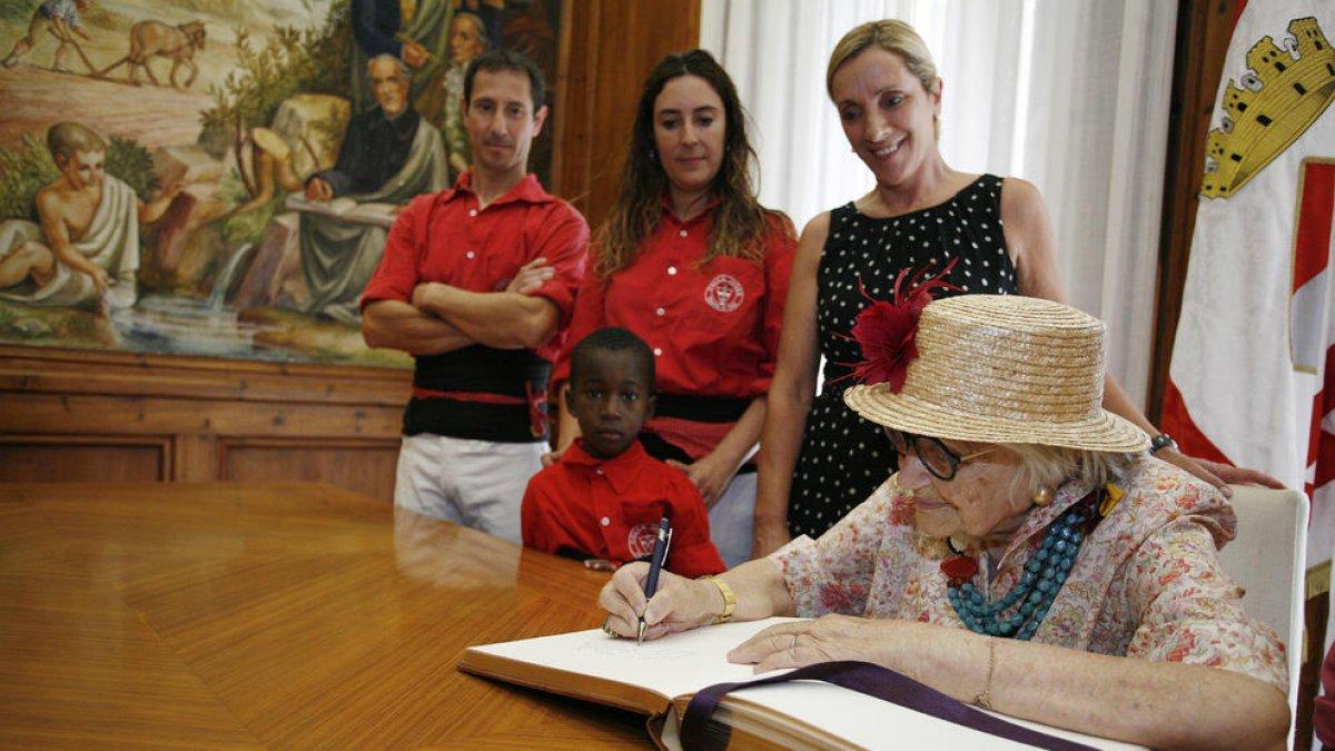 Pilarín Bayés es proclamada Embajadora de los Xiquets de Valls