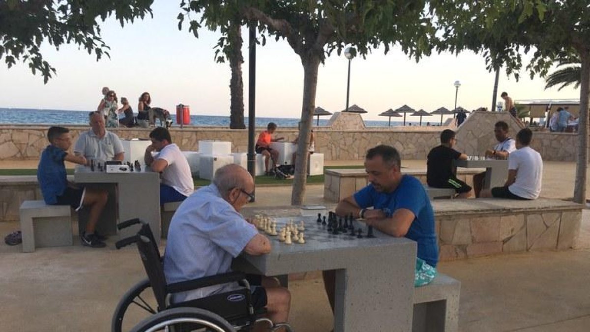 Habiliten un espai de jocs de taula a l'Hospitalet de l'Infant