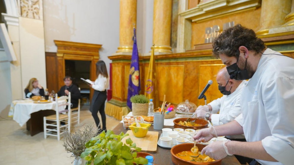 La presentación en Tarragona del opúsculo de los nazarenos combina comer y religión