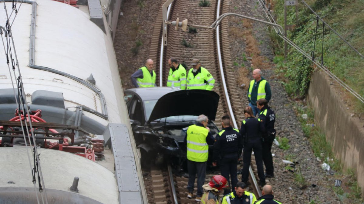 Un tren xoca contra un cotxe que havia caigut a les vies des d'un pas a nivell entre Reus i El Morell