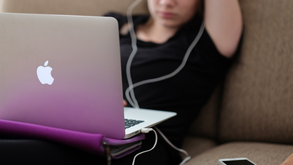 sofa, chica sentada, sedentarismo