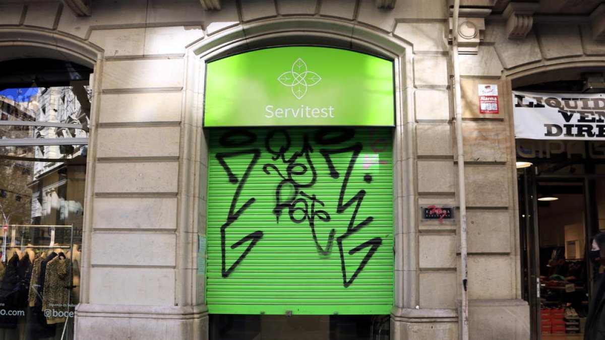 Tancats quatre laboratoris a Barcelona que feien PCR i tests d'antígens sense llicència