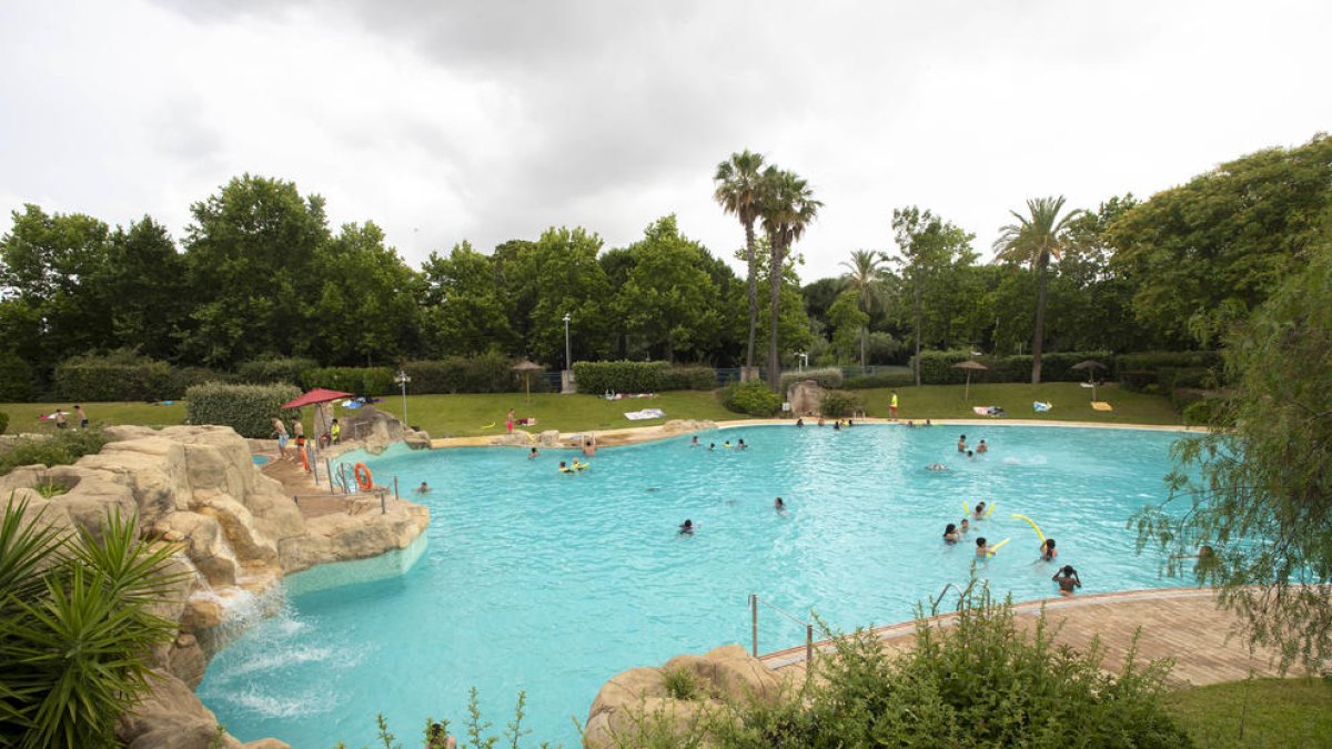 Abren las piscinas municipales de Reus con una jornada tranquila