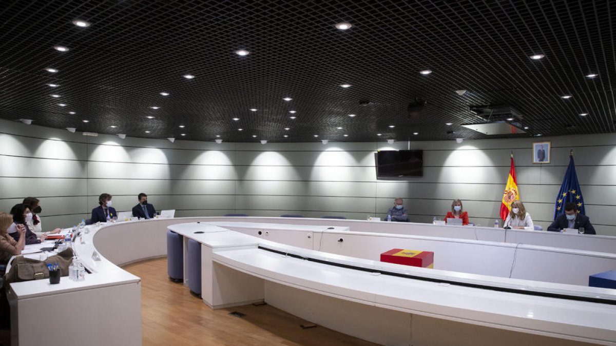 El gobierno español propone subir el salario mínimo hasta los 1.000 euros mensuales en el 2022