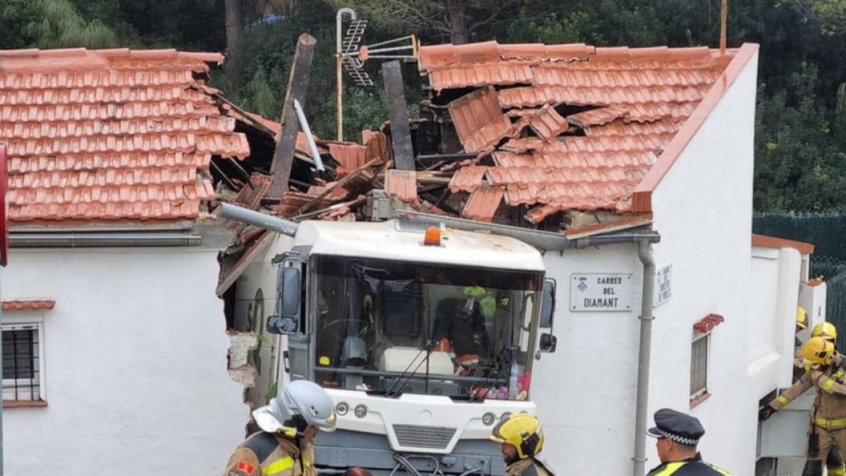 Un vehículo del servicio municipal de limpieza se estrella contra una casa de Sant Cugat el Vallès