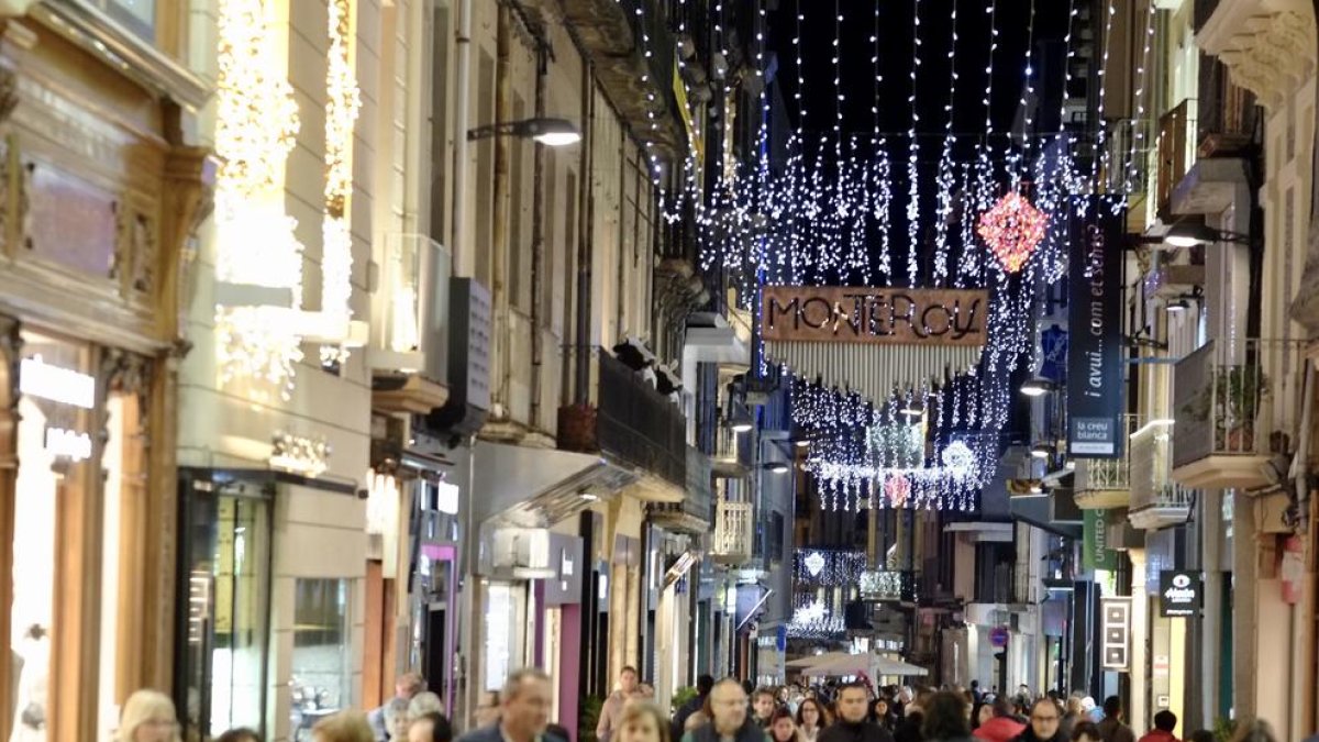 L'enllumenat de Nadal es comença a instal·lar als carrers de Reus
