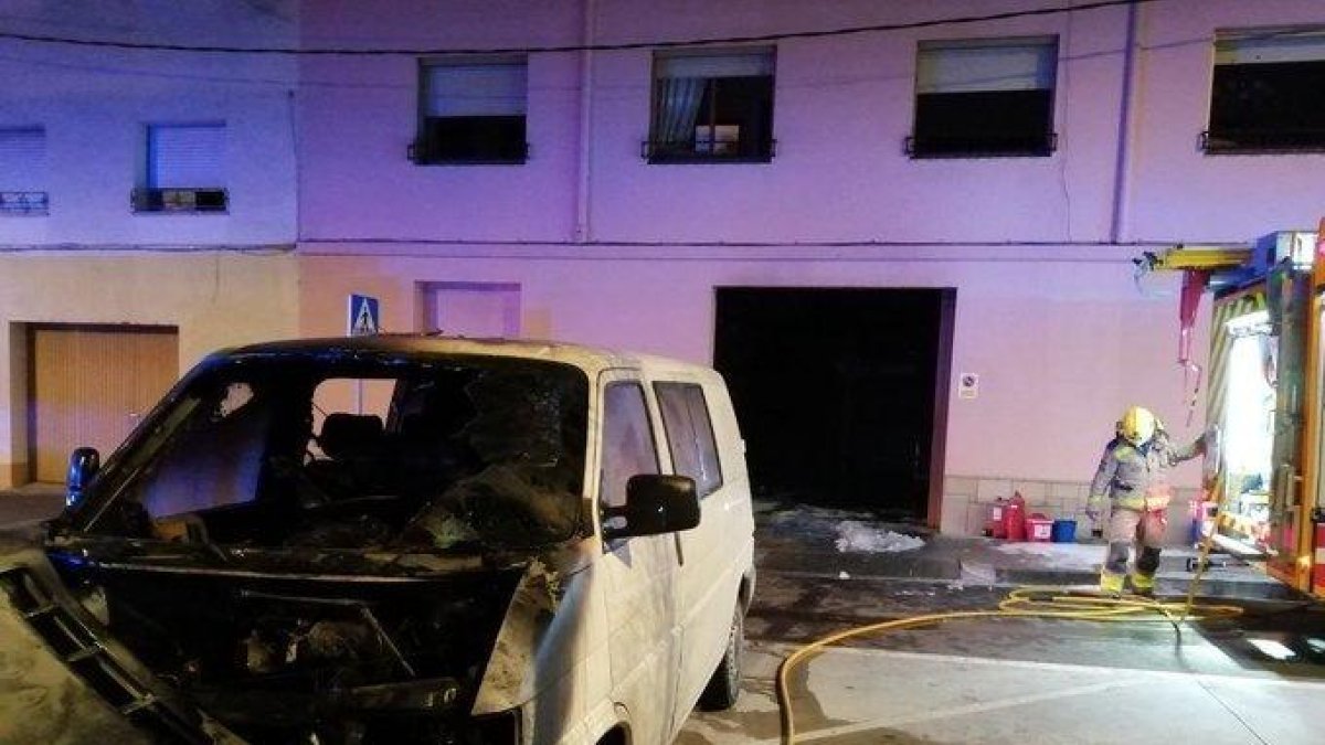 Crema un vehicle dins d'un garatge a Llorenç del Penedès