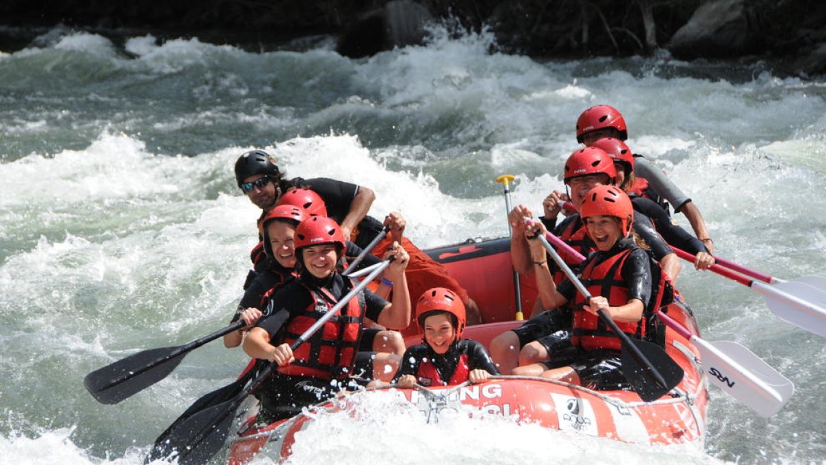 Una cinquantena de morellencs viatgen fins Ribera de Cardó per fer ràfting
