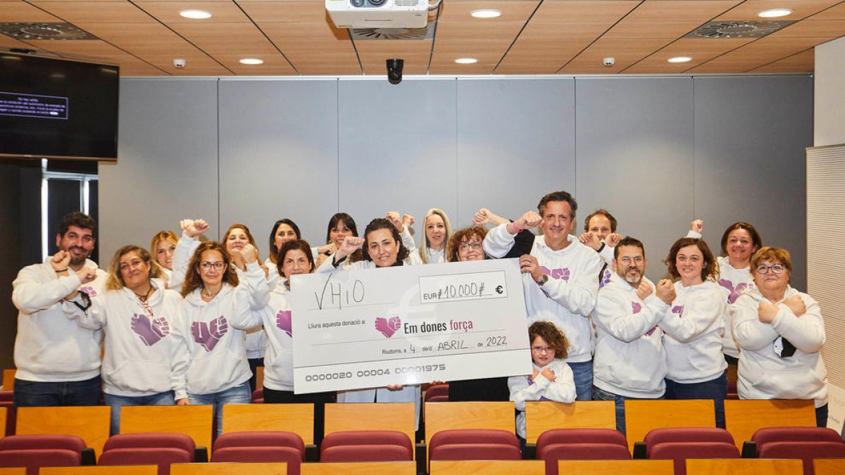 Em dones força, de Riudoms, lliura 10.000 euros per la lluita contra el càncer de mama