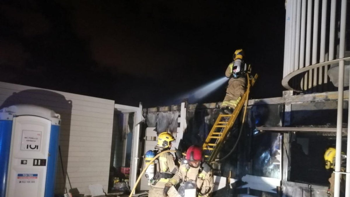 Incendio en un chiringuito de playa de la Pineda