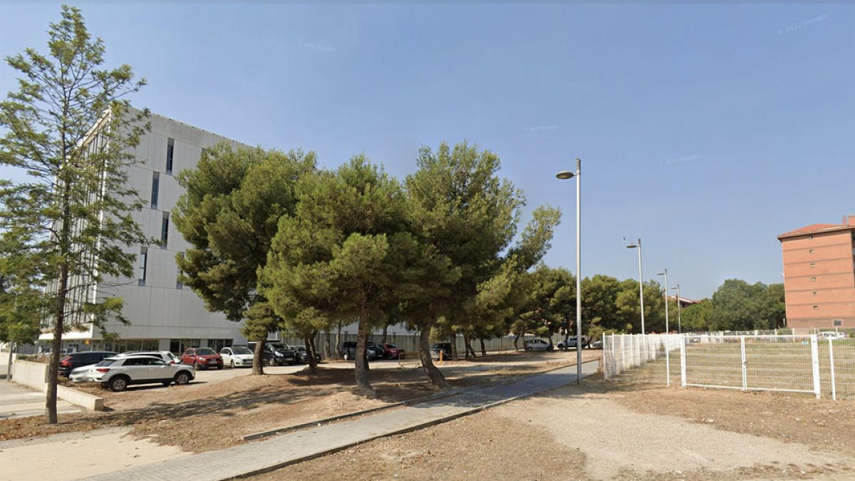 Una pelea|riña entre familias gitanas moviliza la comisaría de los Mossos en Campclar