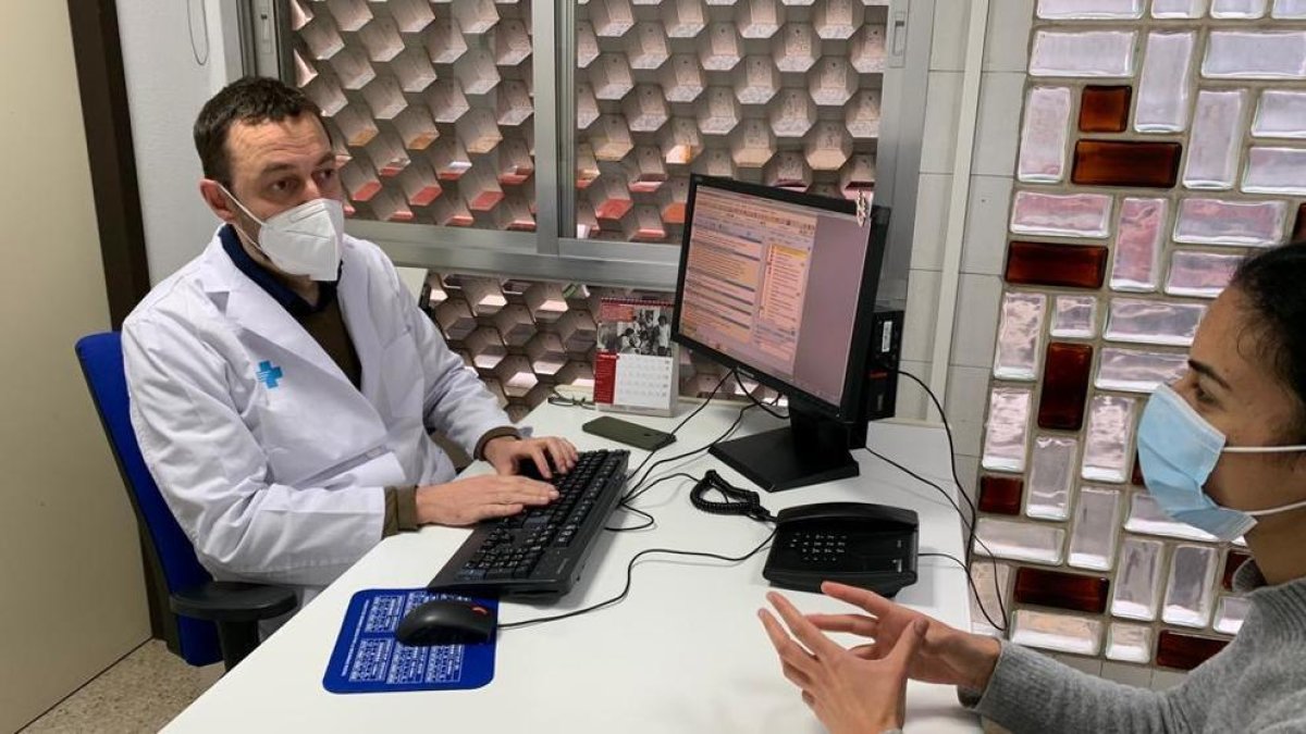 Recluten voluntaris per provar un fàrmac per alleujar la covid persistent