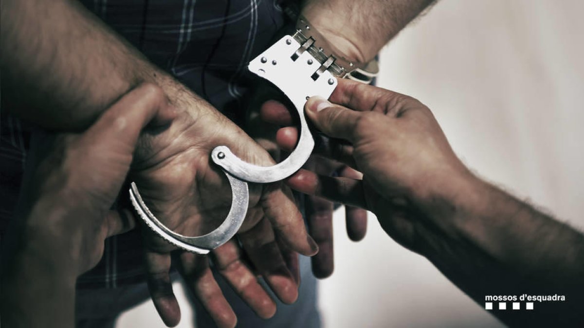 Detingut el conductor d'un vehicle per fer caure dues ciclistes a Montferri