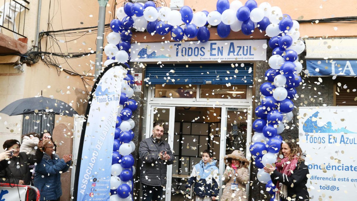 L'associació Todos En Azul inaugura la seva nova seu social sota una fina pluja