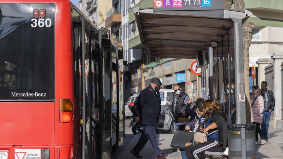 Los trabajadores del EMT convocan cuatro días más parada total