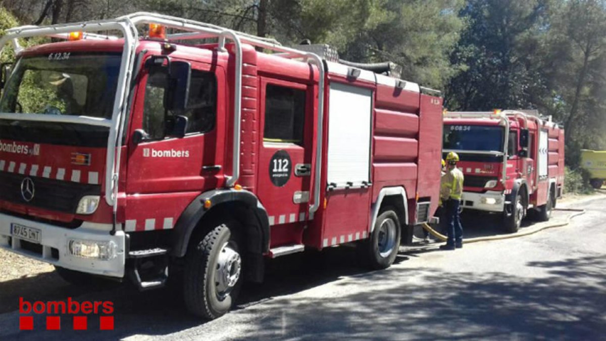 Dos ferits lleus en un incendi al jardí d'un habitatge de Cunit