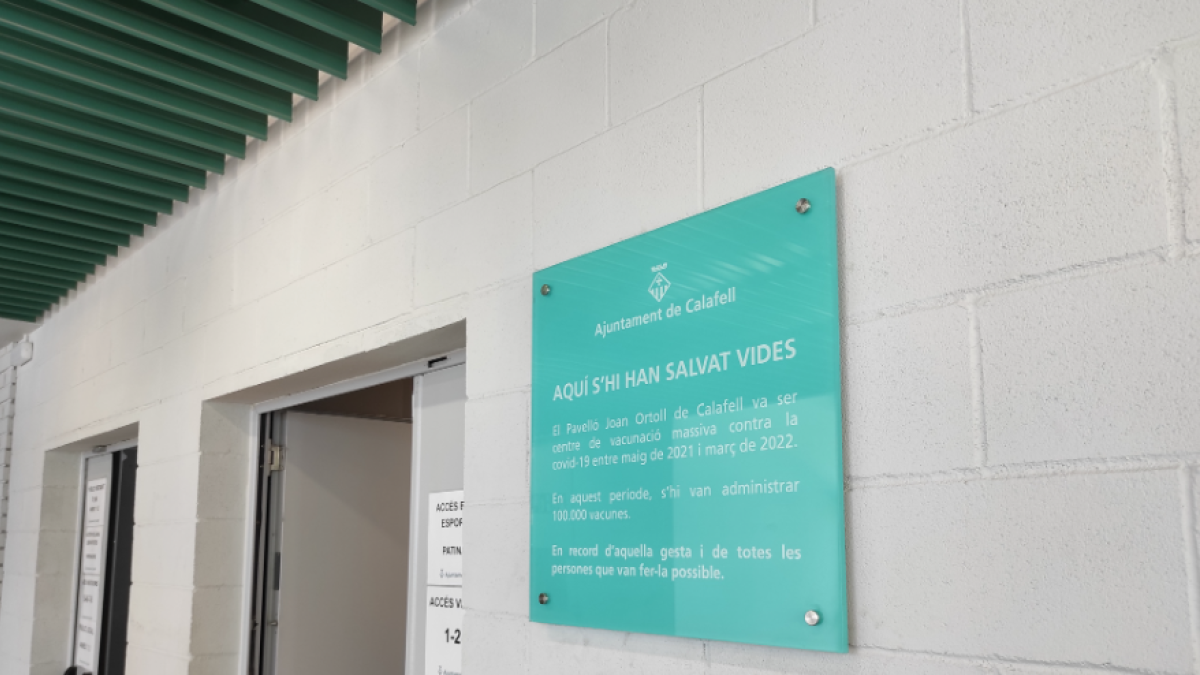 Calafell dedica una placa a todas las personas que participaron en la vacunación contra la covid