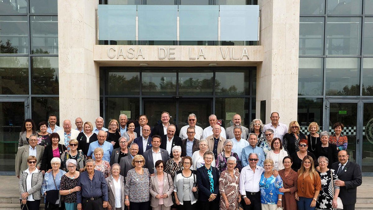 L'alcalde de Cambrils rep un grup de cambrilencs que celebren els seus 75 anys