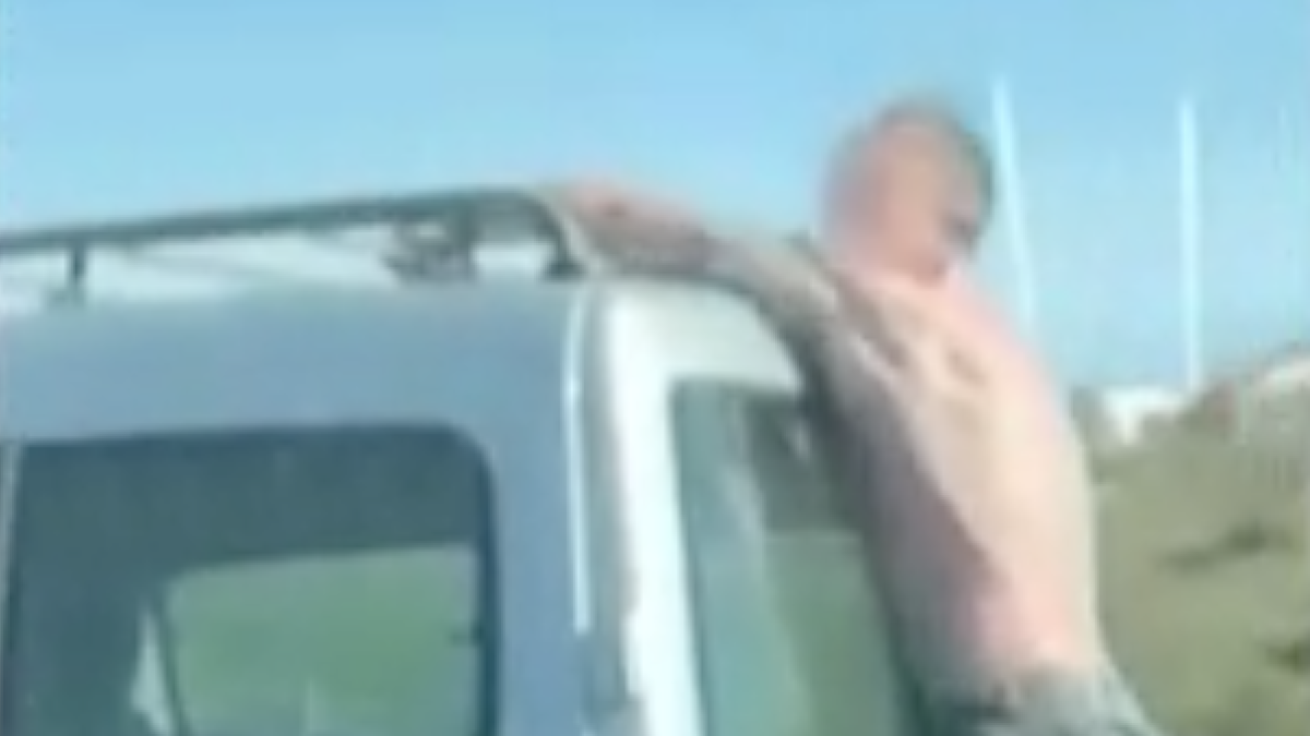 Conduce 12 kilómetros con un hombre semidesnudo encima de su furgoneta en Madrid