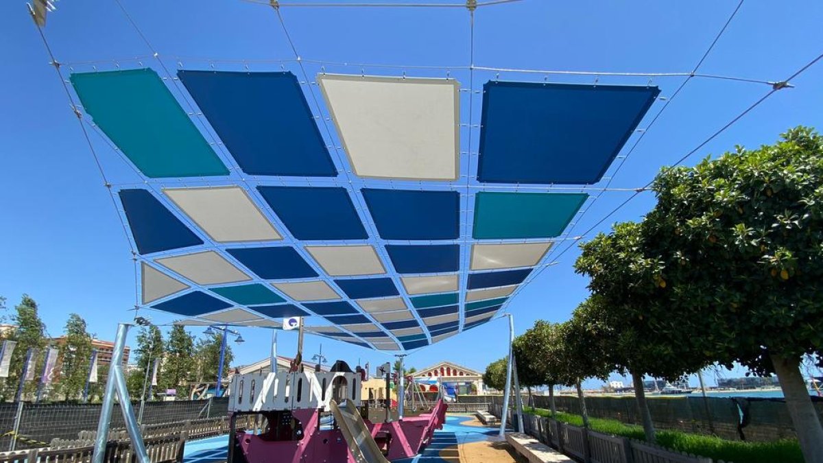 El Port Tarragona instala velas para dar sombra en los parques infantiles del Moll de Costa