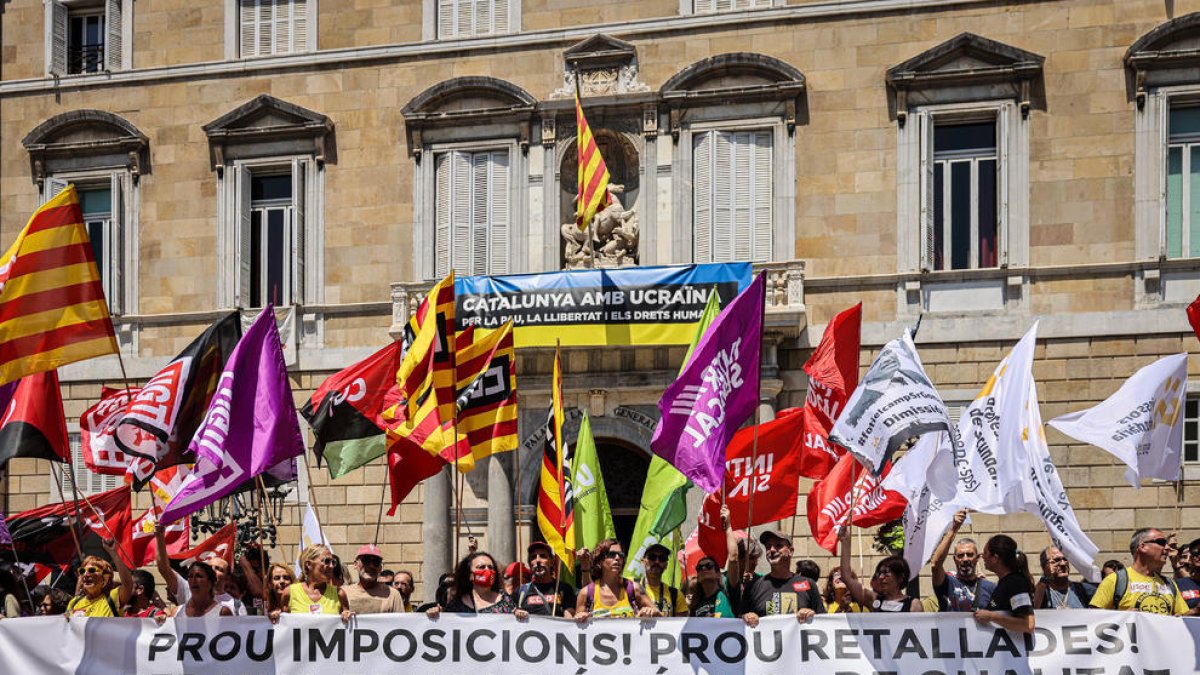 Educació acepta reducir una hora lectiva a todos los docentes si se desconvocan las huelgas