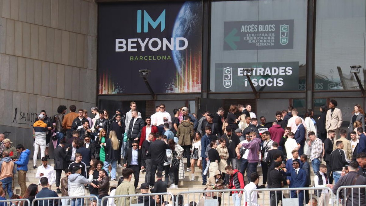 Las criptomonedas enganchan a los jóvenes con trucos de fraudes piramidales