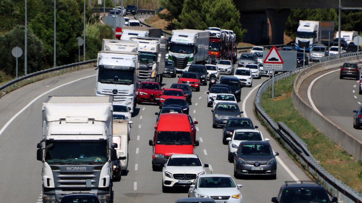 Más de 104.000 vehículos han salido del área metropolitana hasta las 6 de la tarde, el 25% de los previstos