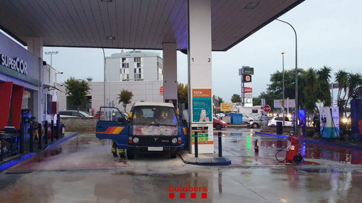 Un ferit greu en un incendi amb deflagració en una benzinera de Cunit