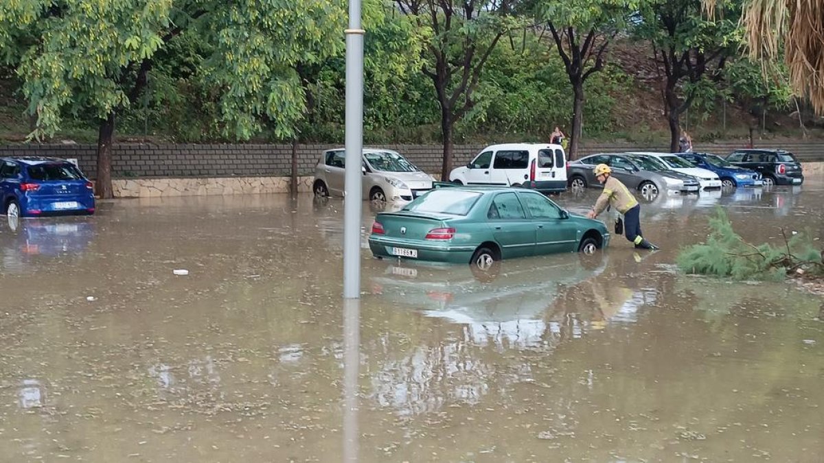 Les pluges causen inundacions a la platja Arrabassada de Tarragona