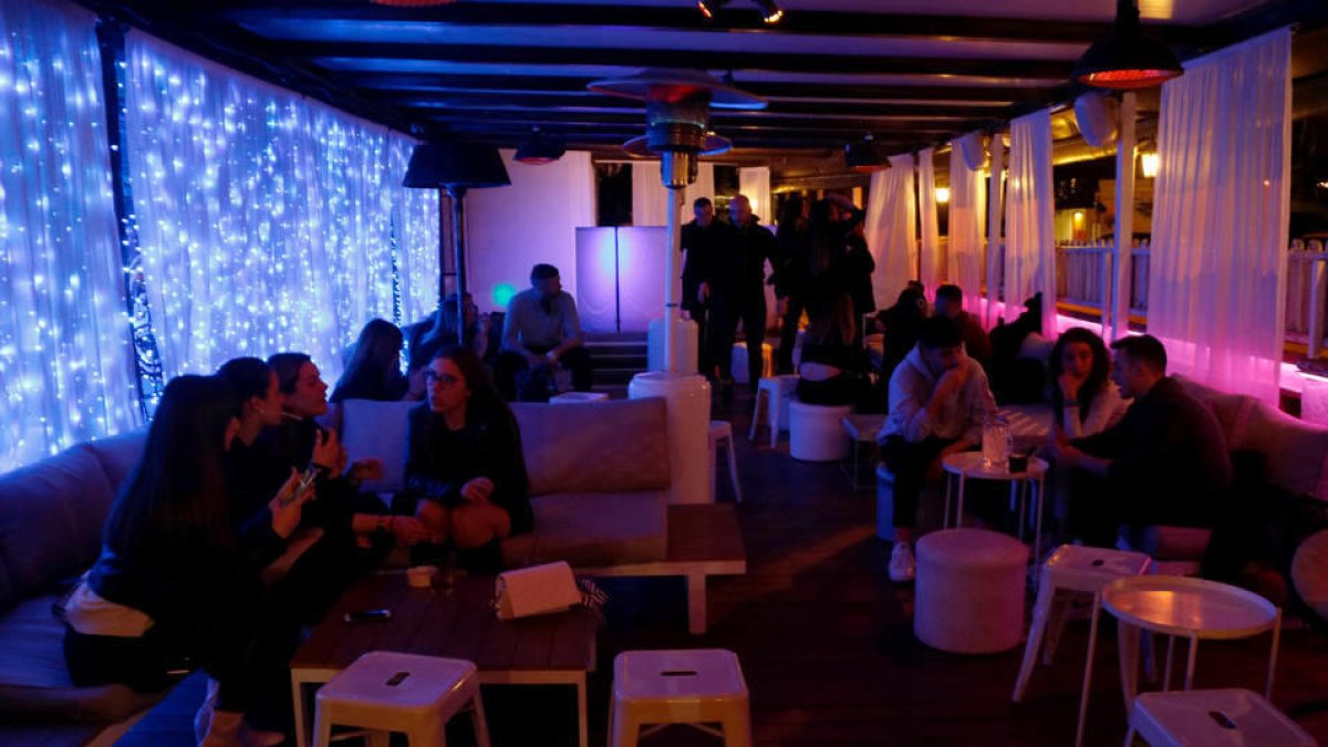 La asistencia de público en los locales de ocio nocturno de Reus supera la de los últimos veranos