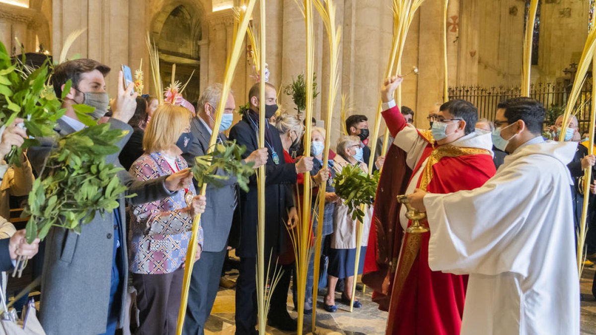 La pluja destorba la benedicció dels rams i la trasllada dins la Catedral de Tarragona
