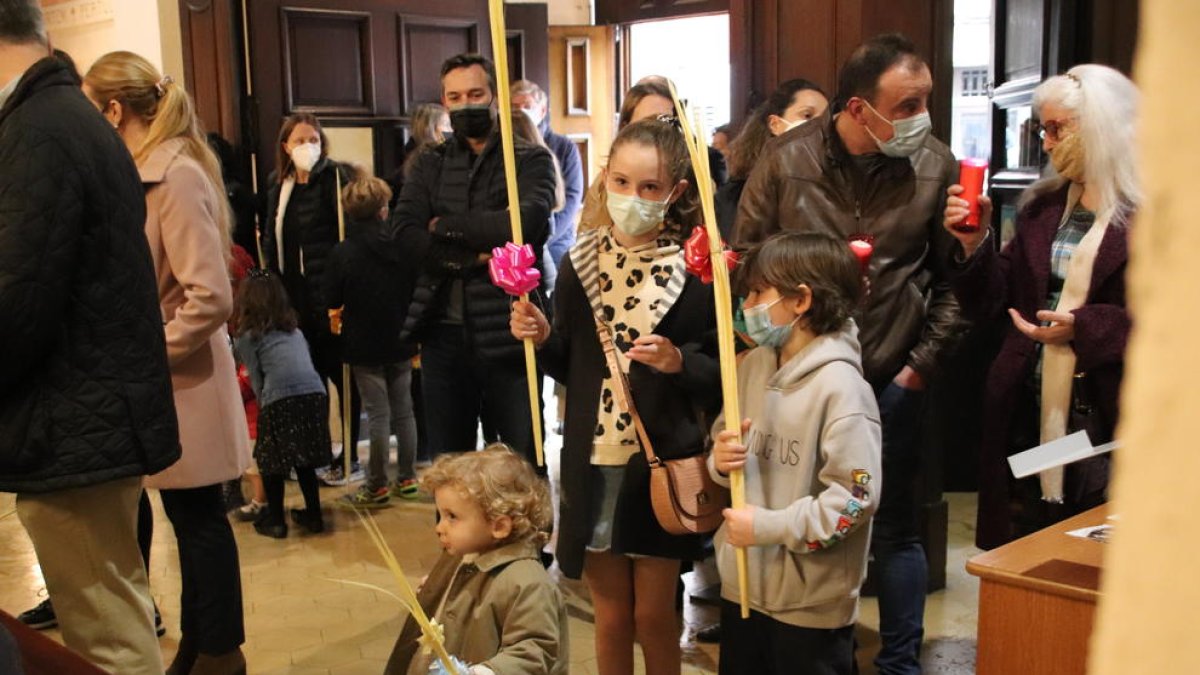 La lluvia determina la bendición en un esperado Domingo de Ramos de Reus