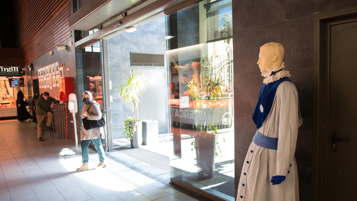 El Mercat Central llueix una mostra de penons i de vestuari de les confraries de la ciutat