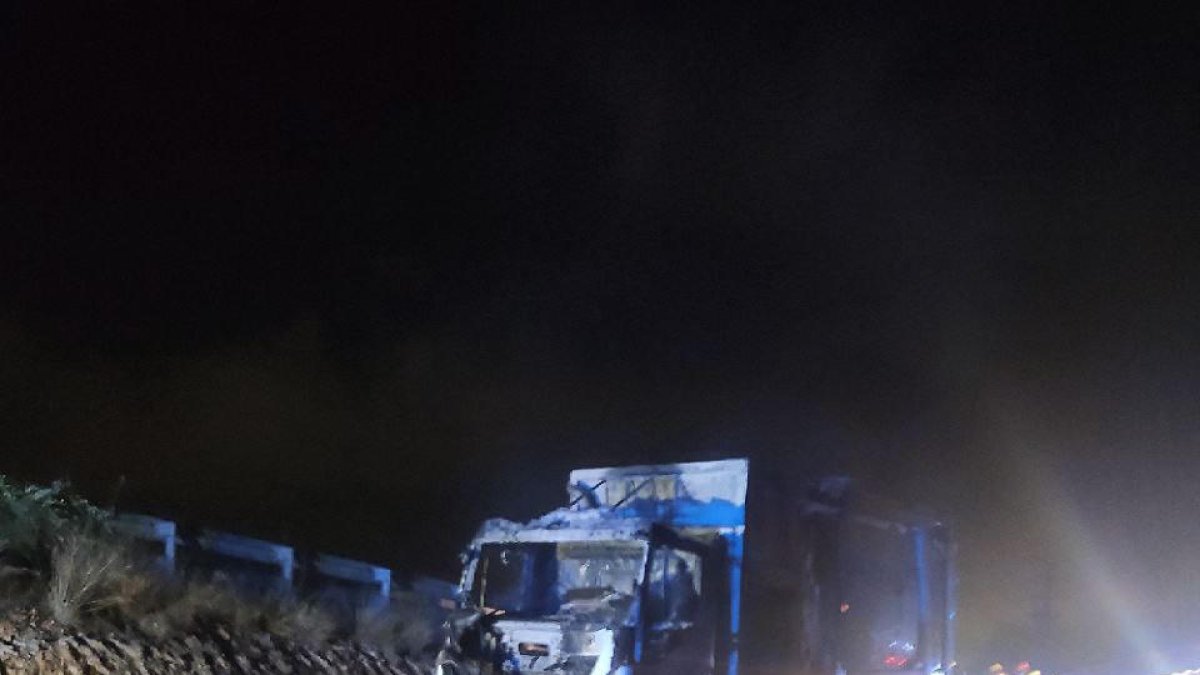 Un camión de la basura crema completamente en la Canonja