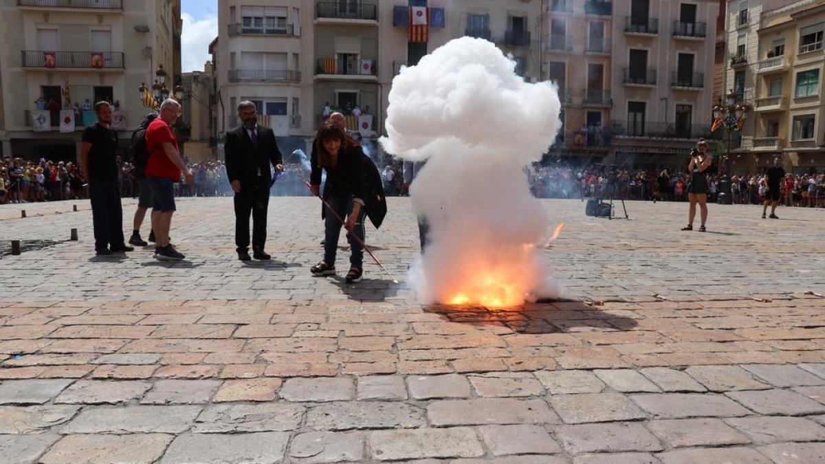 La periodista Coia Ballesté enciende la primera Tronada extraordinarios de este Sant Pere 202