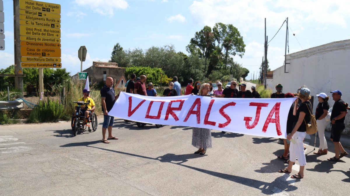 Cortan la «Carretera de la Vergüenza» de la Ràpita para pedir mejoras en la vía