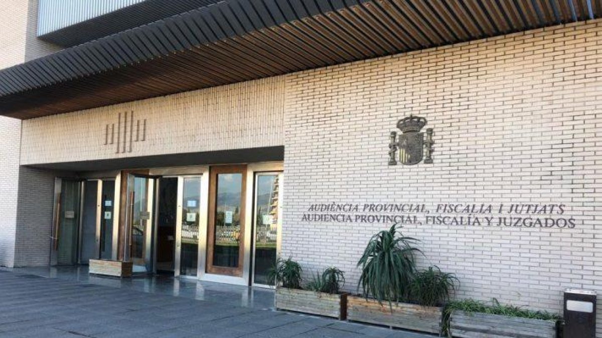 Condenan a cuatro años de prisión a un hombre que abusó de su hija y la de su pareja