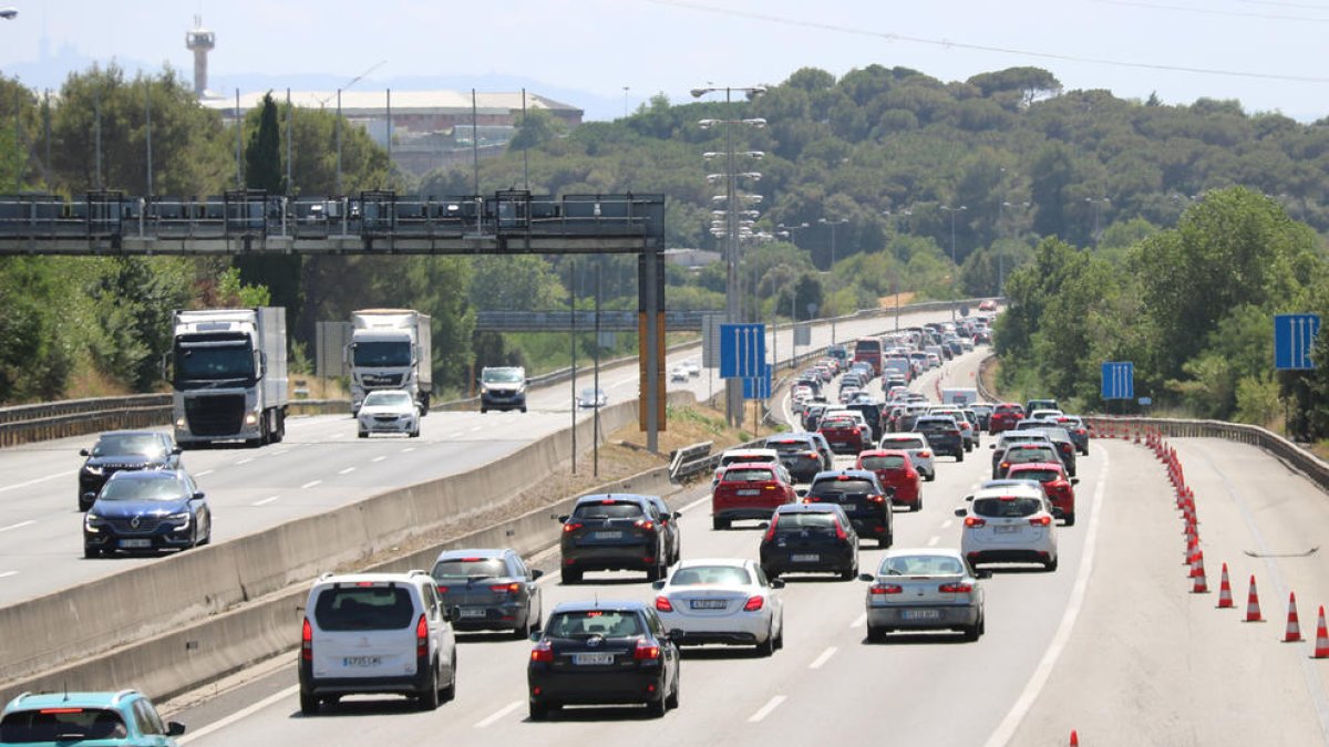 Una morta i tres ferits per la topada d'un turisme i un autocar a l'AP-7 a Sant Celoni