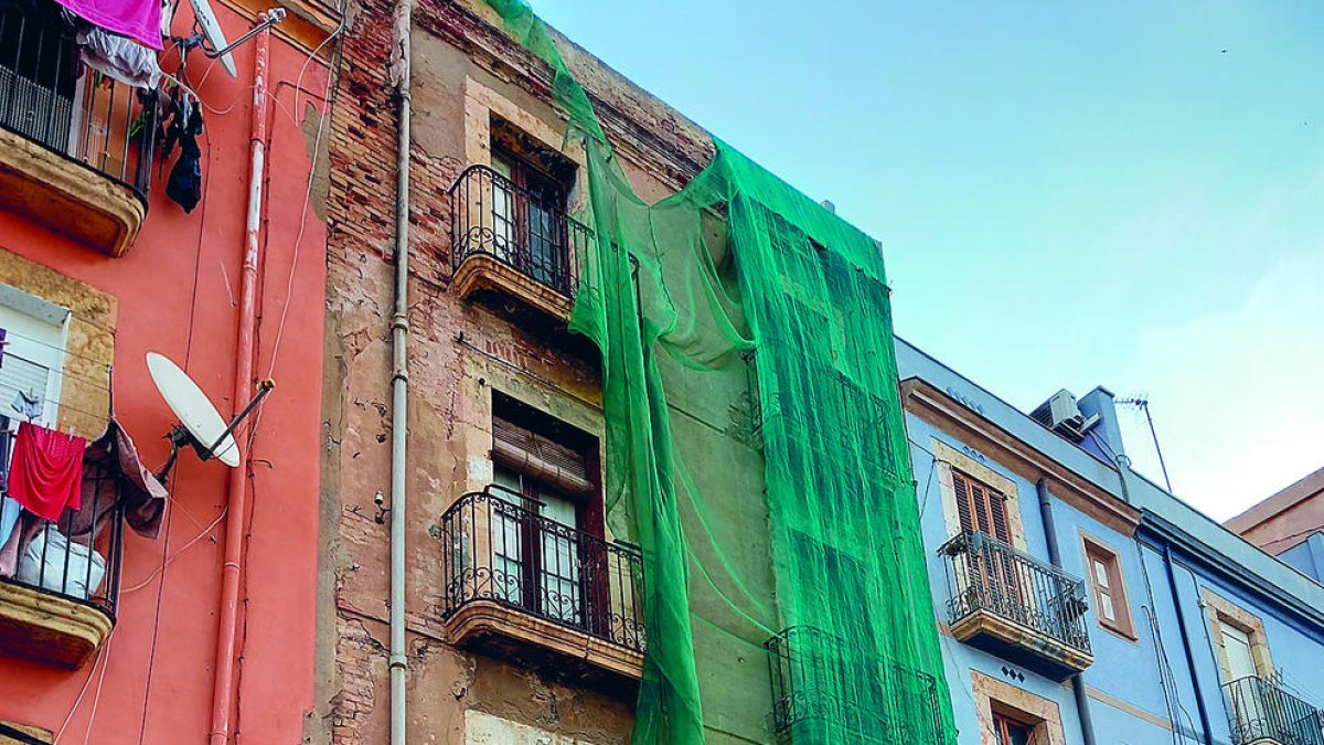 Veïns del carrer del Mar de Tarragona es queixen per la brutícia d'un edifici abandonat