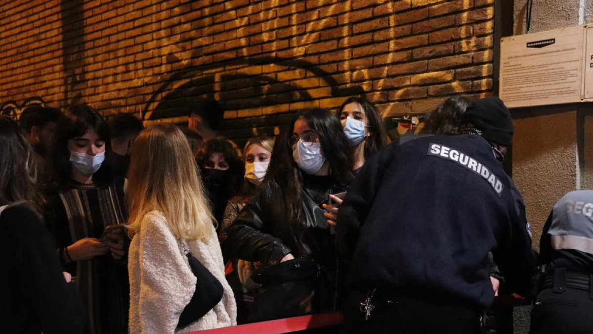 Torna l'oci nocturn: «Fa molt de temps que estem tancats i necessitem sortir per desconnectar»