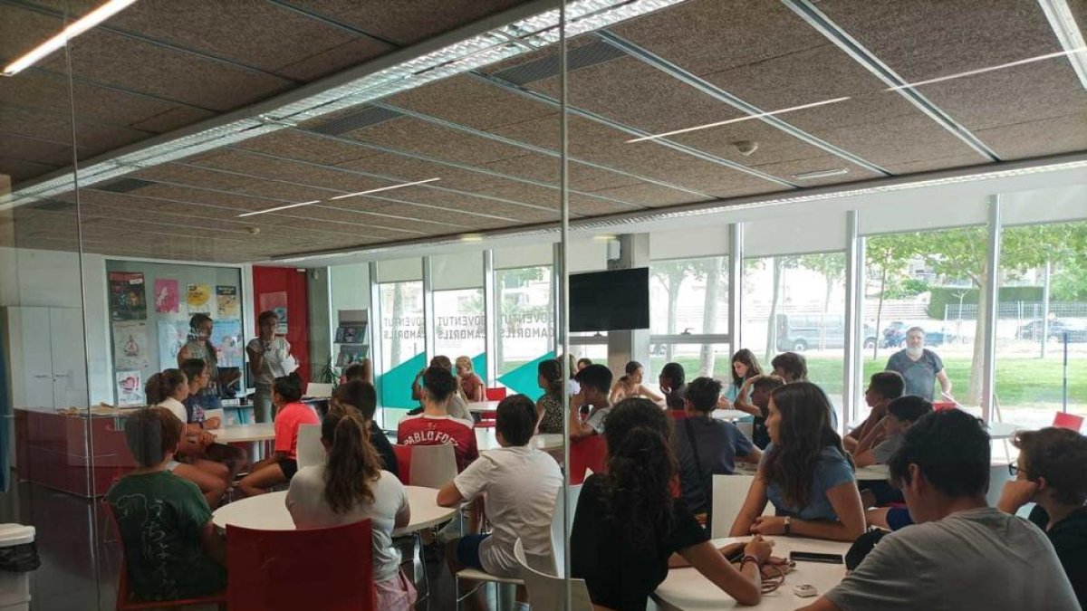 30 adolescentes juegan al Escape room Gabriel Ferrater organizado por la Biblioteca de Cambrils