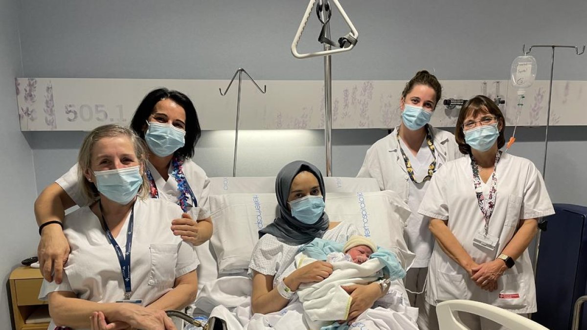 El primer bebé del 2023 en Cataluña es un niño de Palafrugell que se llama Zakaria y ha nacido en el Hospital de Palamós