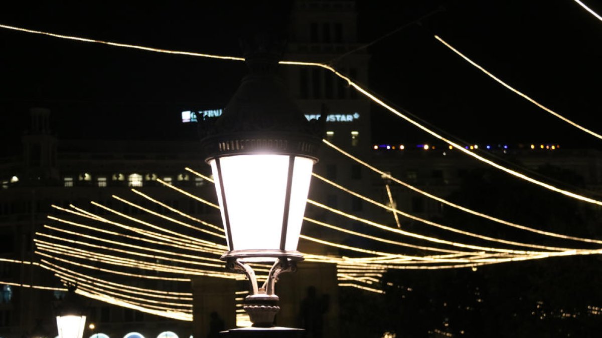 El precio de la luz para este lunes sube hasta los 114,24 euros por MWh